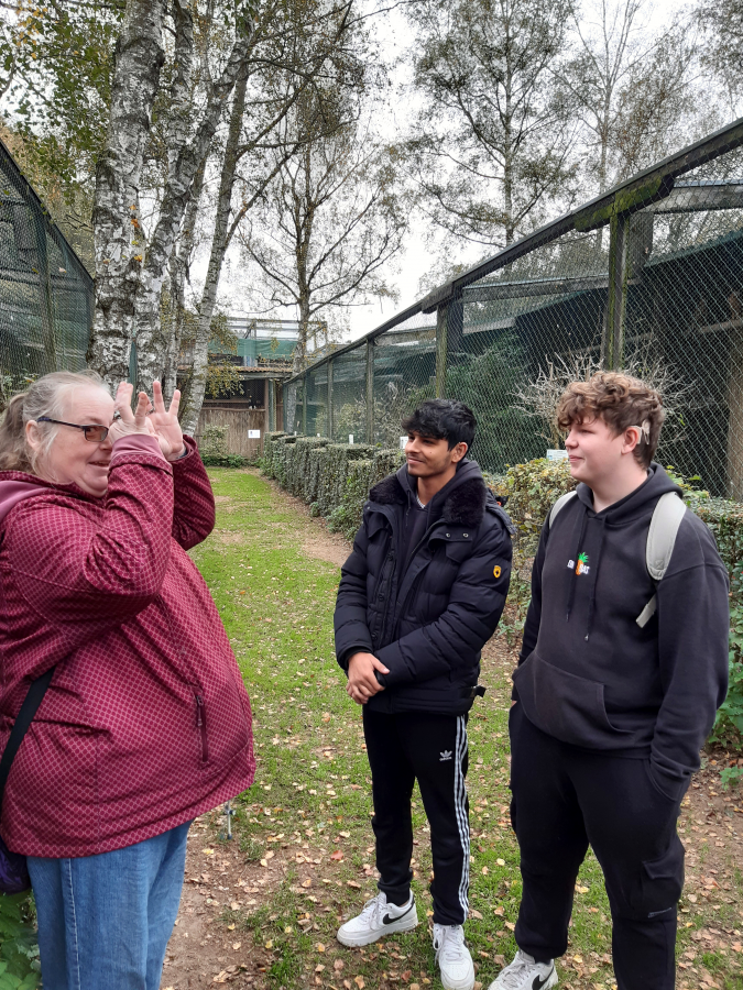 Prof. Burgstaller mit Schülern der 3FHH