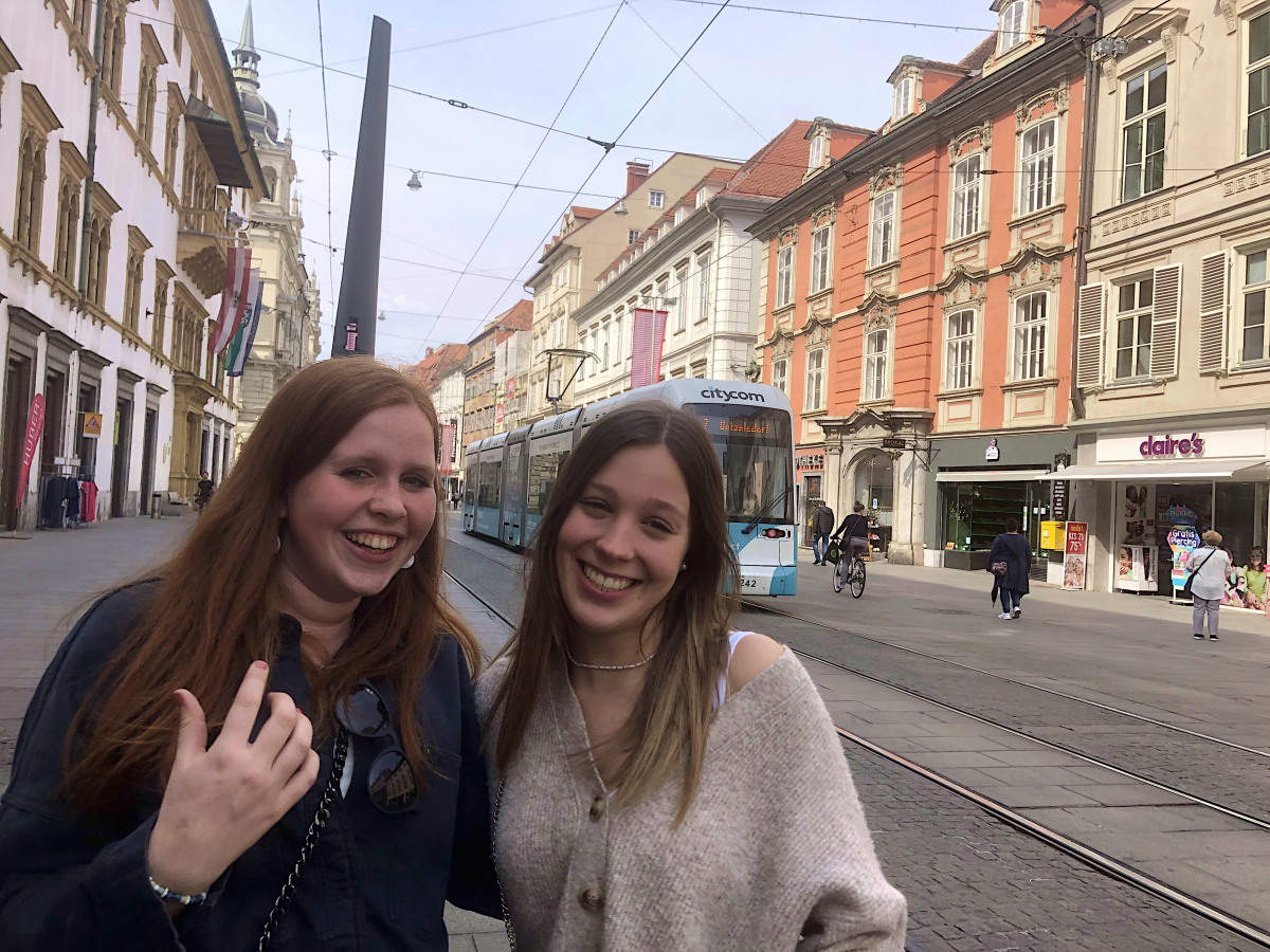 4HKB - Veronika und Valerie