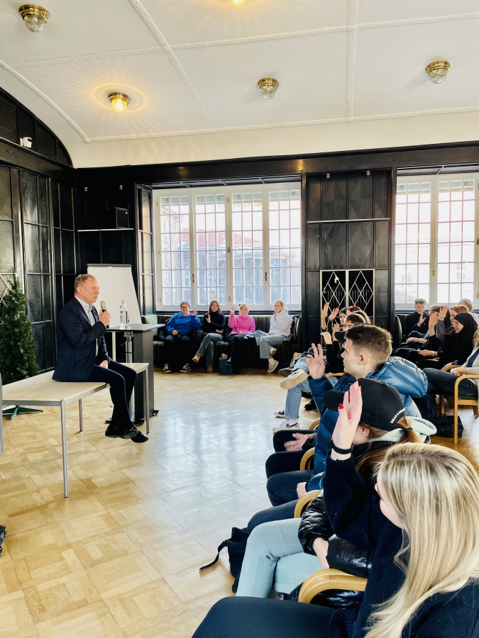 Armin Wolf diskutiert mit Schüler*innen