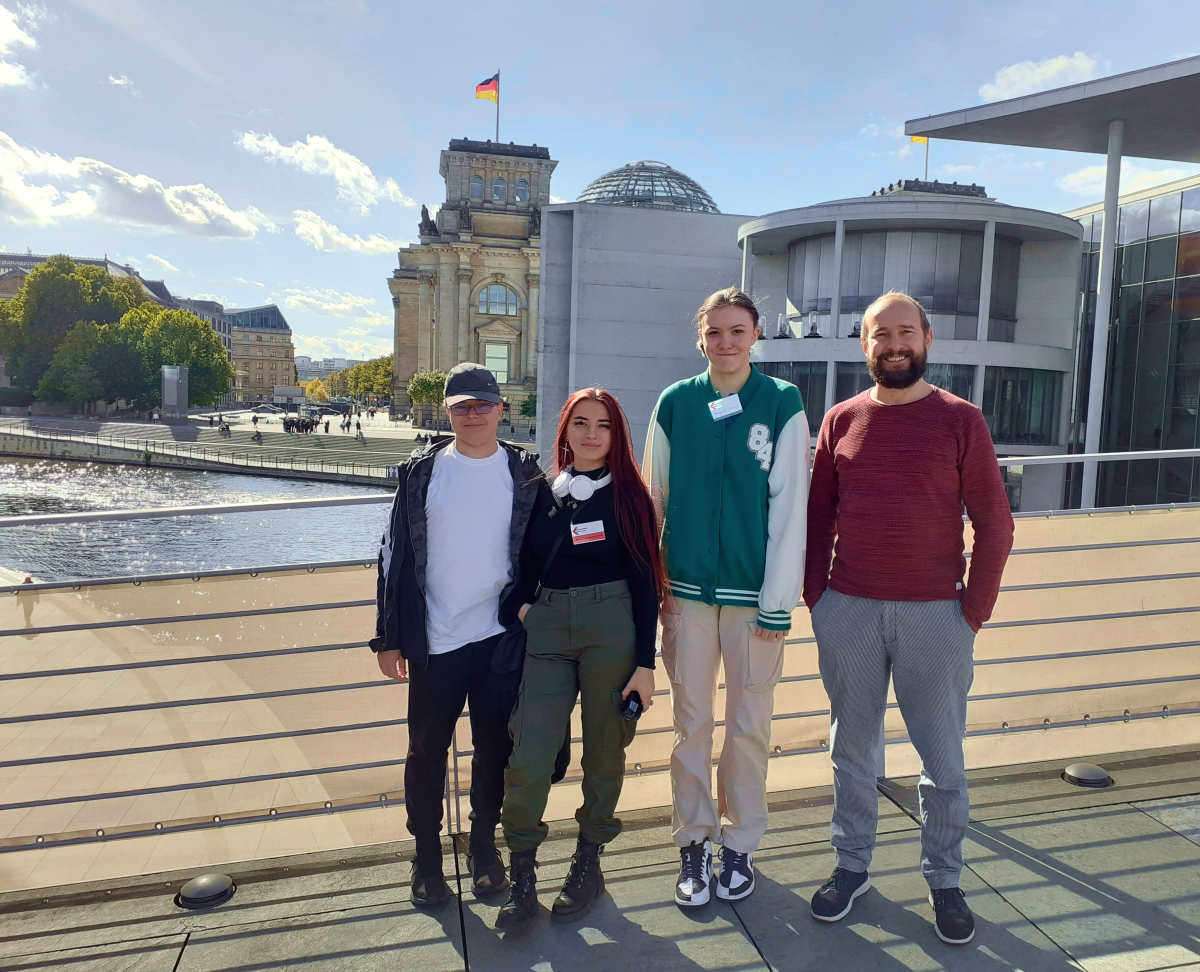 Schüler*innen der 2FHH mit Projektbetreuer