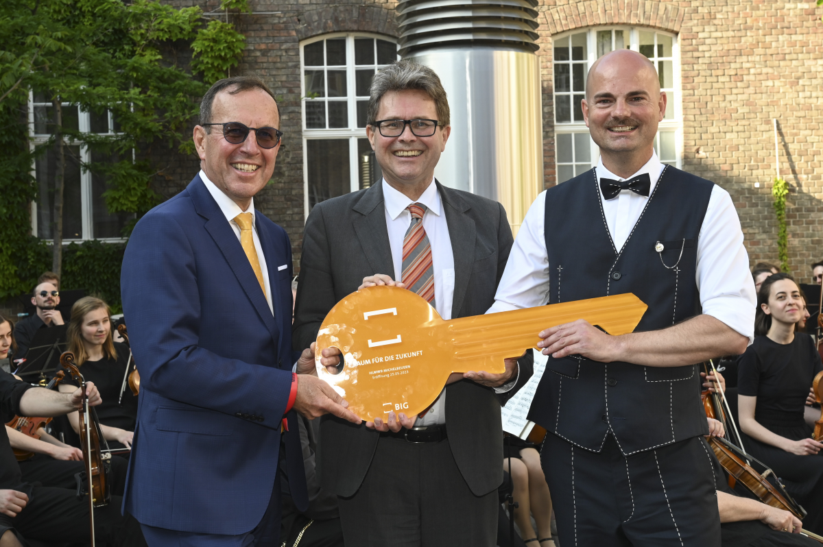 Schlüsselübergabe an Hr. Direktor Töglhofer