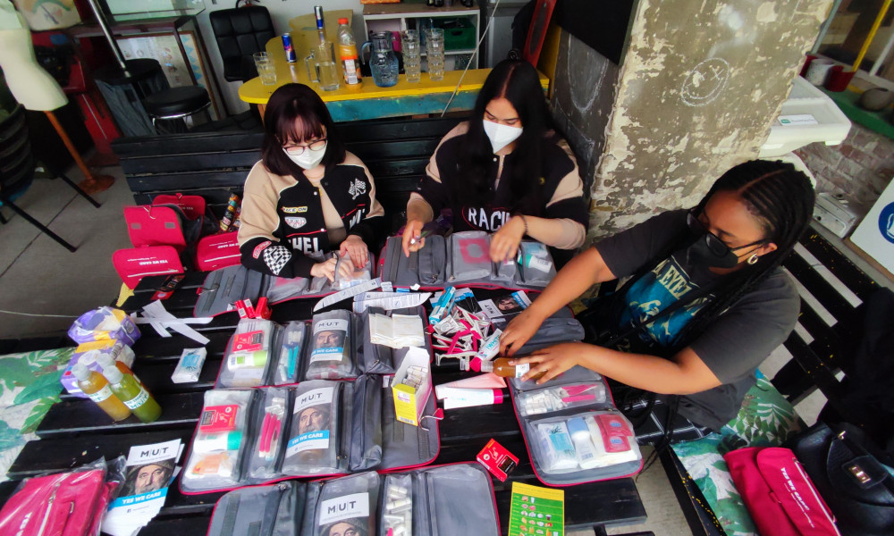 Packen der Hygienetaschen