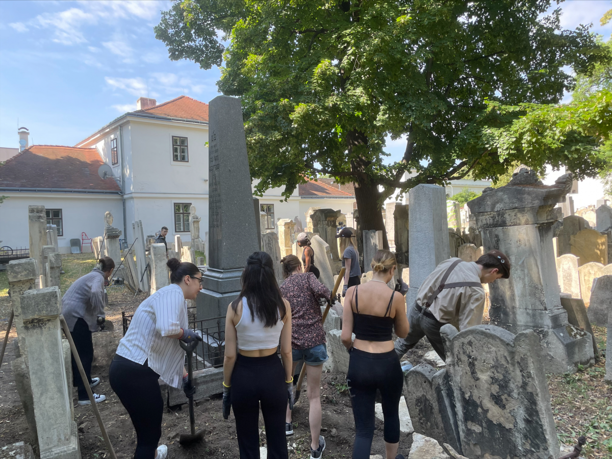 4HMA am jüdischen Friedhof