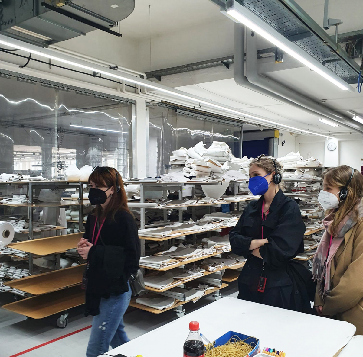 Studentinnen der 4KMA in der Produktion