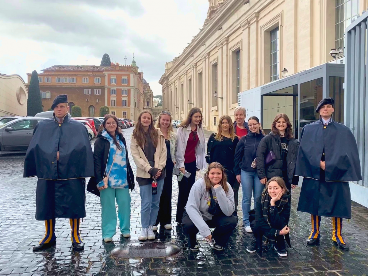 Schweizer Garde im Regen-Outfit