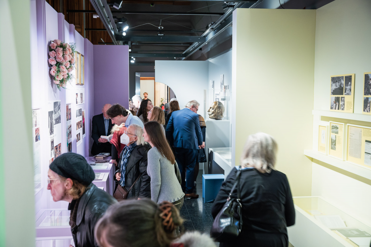 Besucher der Ausstellung