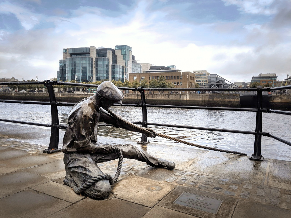 monument in the port